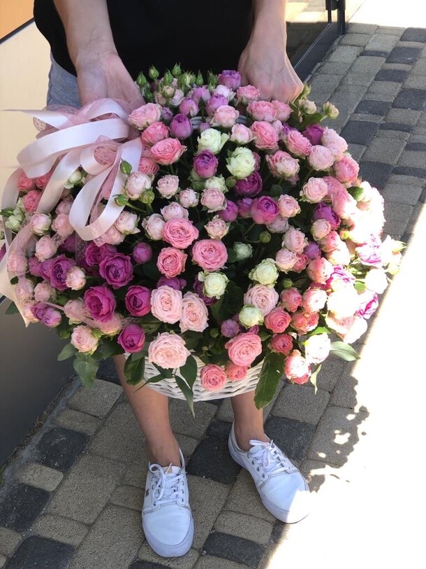 Корзина кустовых роз микс, артикул F1146089 - 21000 рублей, доставка по городу. Flawery - доставка цветов