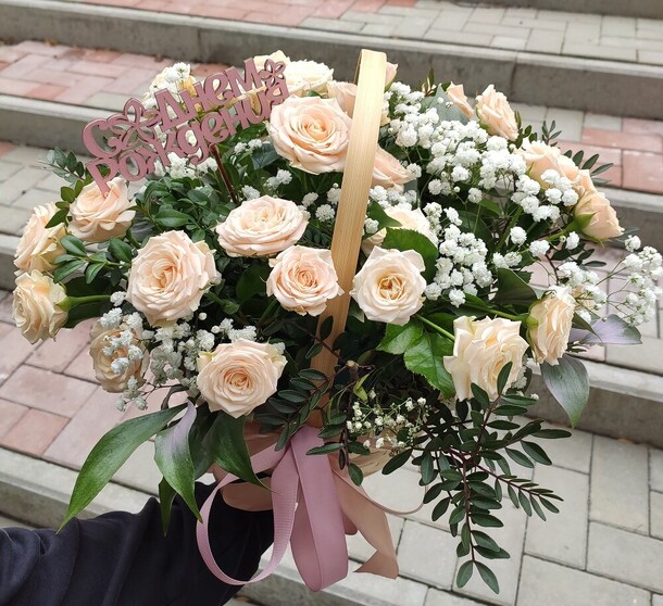 Корзина кустовых роз, артикул F1180116 - 4441 рублей, доставка по городу. Flawery - доставка цветов