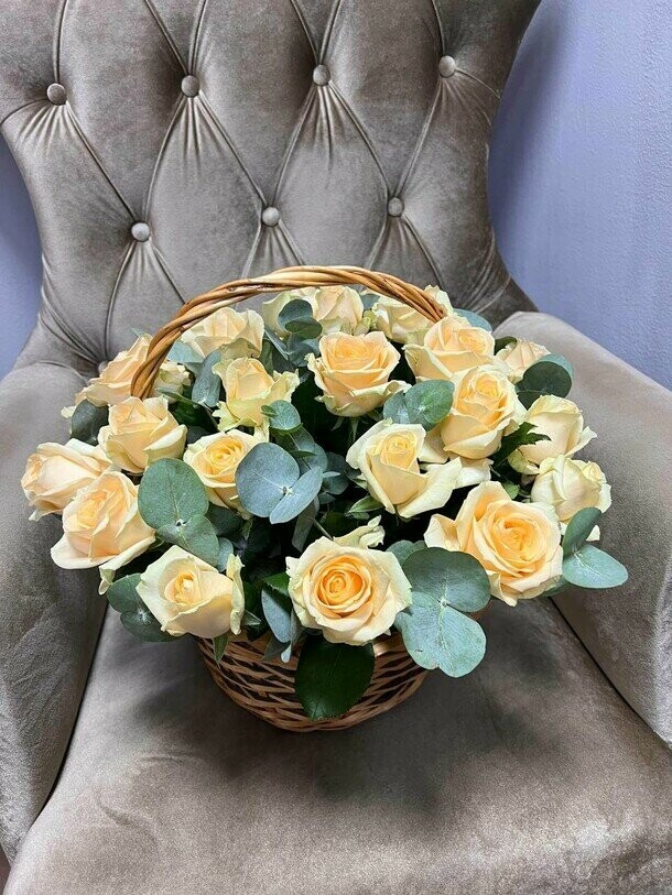 Корзина с розами и эвкалиптом, артикул F1181326 - 7900 рублей, доставка по городу. Flawery - доставка цветов