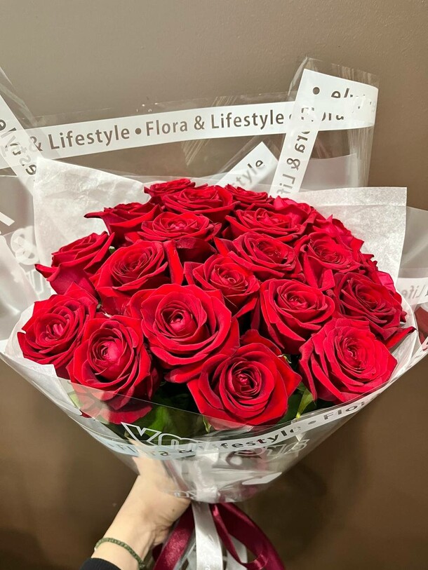 Букет 15 красных роз, артикул F1181405 - 3900 рублей, доставка по городу. Flawery - доставка цветов