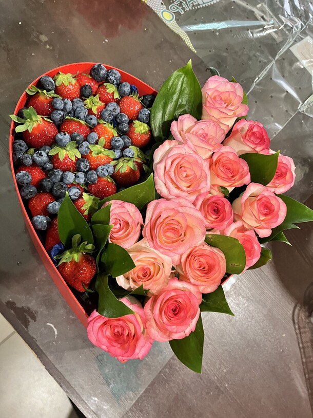 Сердце ягодное с розами, артикул F1213702 - 7900 рублей, доставка по городу. Flawery - доставка цветов
