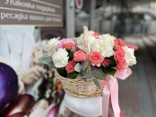 Корзина с цветами, артикул F1213713 - 4900 рублей, доставка по городу. Flawery - доставка цветов