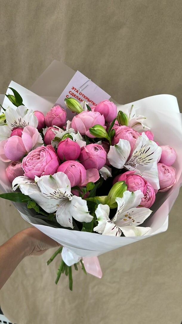 Букет кустовых роз и альстромерий, артикул F1217146 - 3900 рублей, доставка по городу. Flawery - доставка цветов