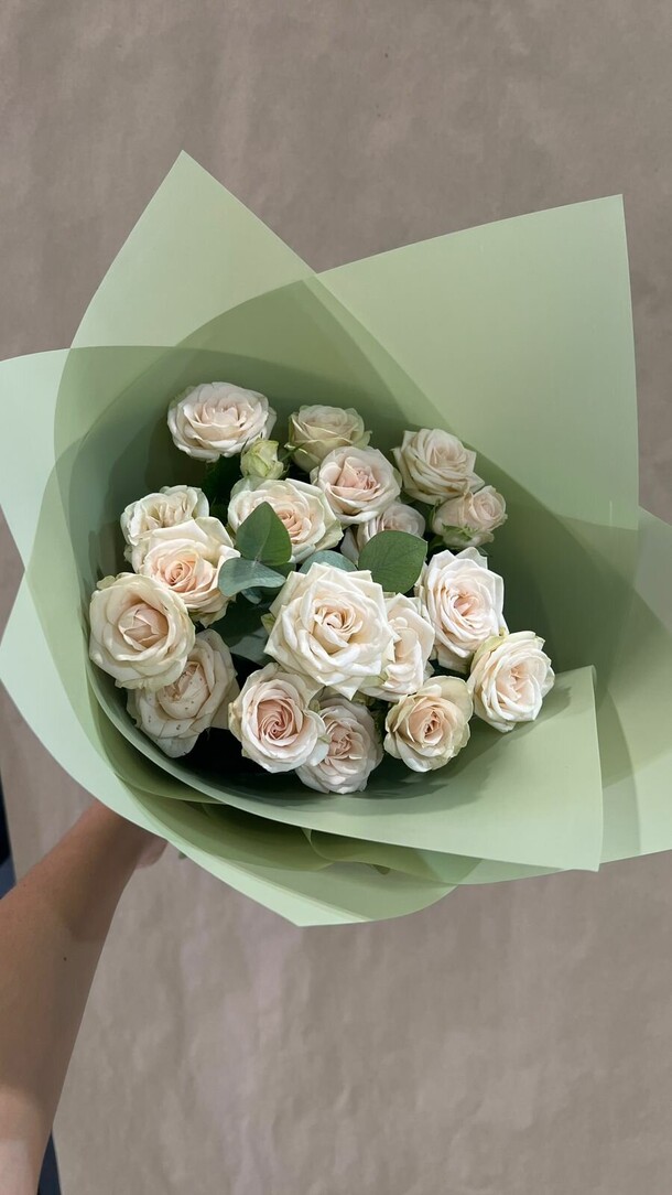 Букет кремовых кустовых роз, артикул F1217153 - 2990 рублей, доставка по городу. Flawery - доставка цветов