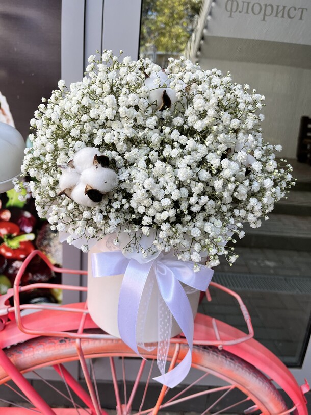 Белые гипсофилы и хлопок в цилиндре, артикул F1217161 - 3000 рублей, доставка по городу. Flawery - доставка цветов