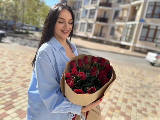 Букет из 15 алых роз, артикул F1222484 - 3500 рублей, доставка по городу. Flawery - доставка цветов