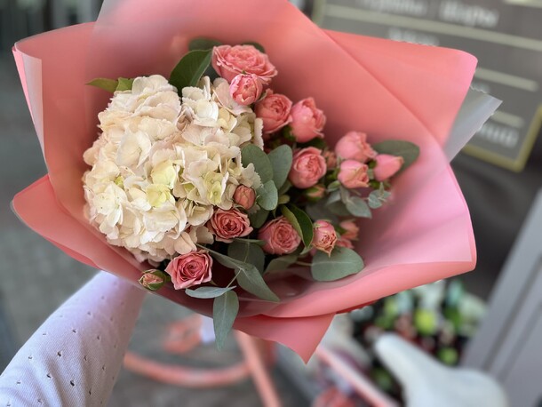 Букет с гортензией, артикул F1222494 - 3500 рублей, доставка по городу. Flawery - доставка цветов