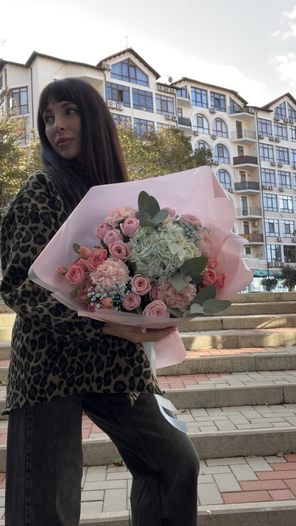 Букет с гортензиями и пионками, артикул F1222497 - 5500 рублей, доставка по городу. Flawery - доставка цветов