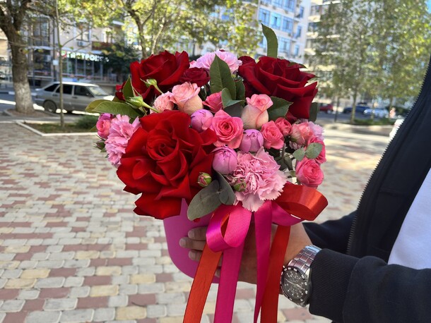 Композиция в шляпной коробке пэшн, артикул F1222503 - 5500 рублей, доставка по городу. Flawery - доставка цветов