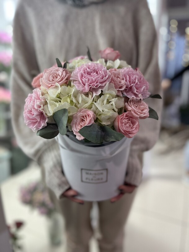 Цветы в коробке, артикул F1236185 - 3500 рублей, доставка по городу. Flawery - доставка цветов