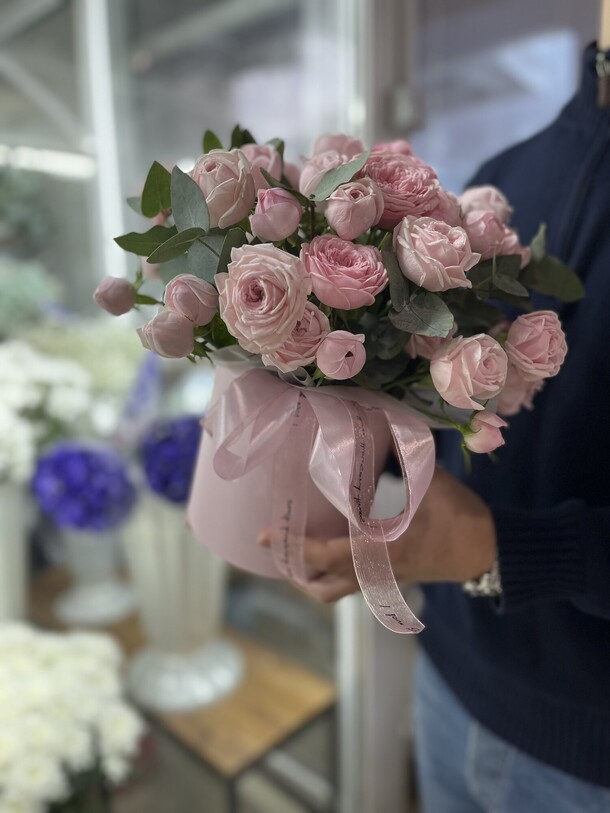 Коробка с пионовиднымм розами, артикул F1236366 - 4500 рублей, доставка по городу. Flawery - доставка цветов