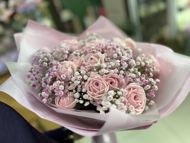 Букет пионок с гипсофилами, артикул F1236372 - 3300 рублей, доставка по городу. Flawery - доставка цветов