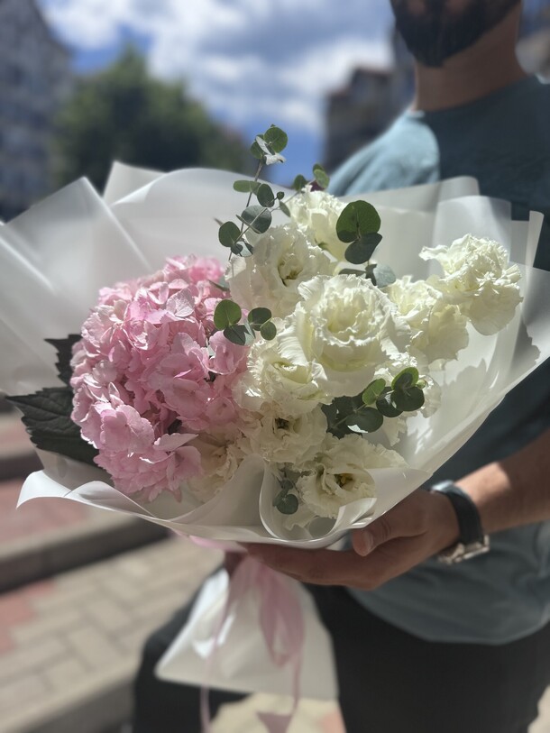 Букет гортензии и лизиантус, артикул F1295904 - 3900 рублей, доставка по городу. Flawery - доставка цветов