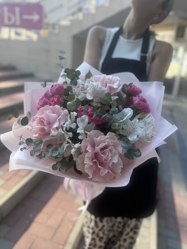 Букет с кружевными розами, артикул F1295909 - 5000 рублей, доставка по городу. Flawery - доставка цветов