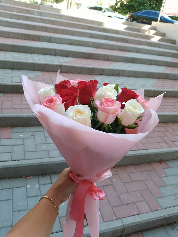 Букет из 15 роз микс, артикул F1295913 - 3300 рублей, доставка по городу. Flawery - доставка цветов