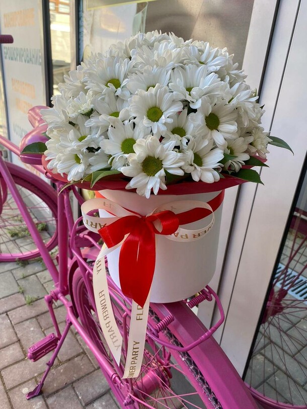 Коробка с ромашками, артикул F1308532 - 4500 рублей, доставка по городу. Flawery - доставка цветов