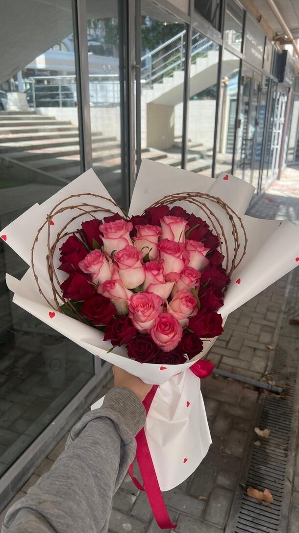 Сердечный поцелуй, артикул F1320842 - 4700 рублей, доставка по городу. Flawery - доставка цветов