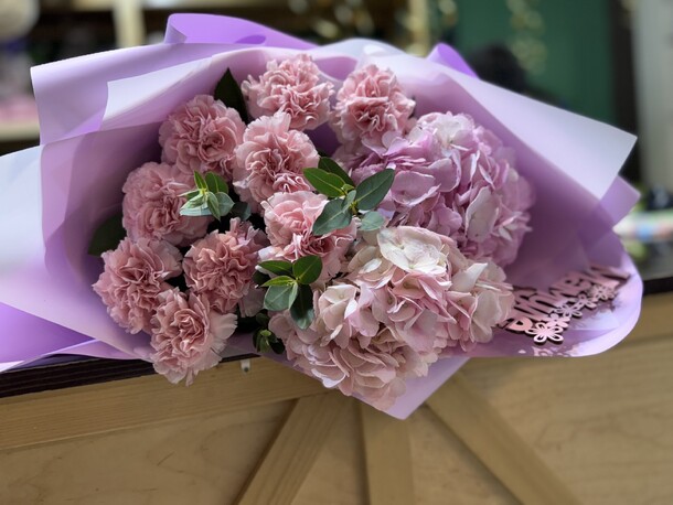 Букет с гортензиями и диантусами, артикул F1339941 - 5500 рублей, доставка по городу. Flawery - доставка цветов