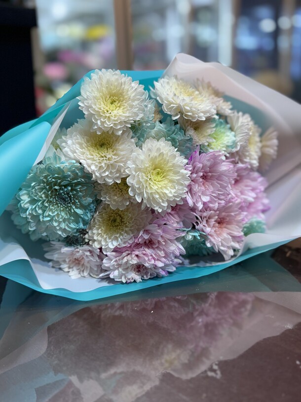 Букет радужных хризантем, артикул F1340399 - 3890 рублей, доставка по городу. Flawery - доставка цветов