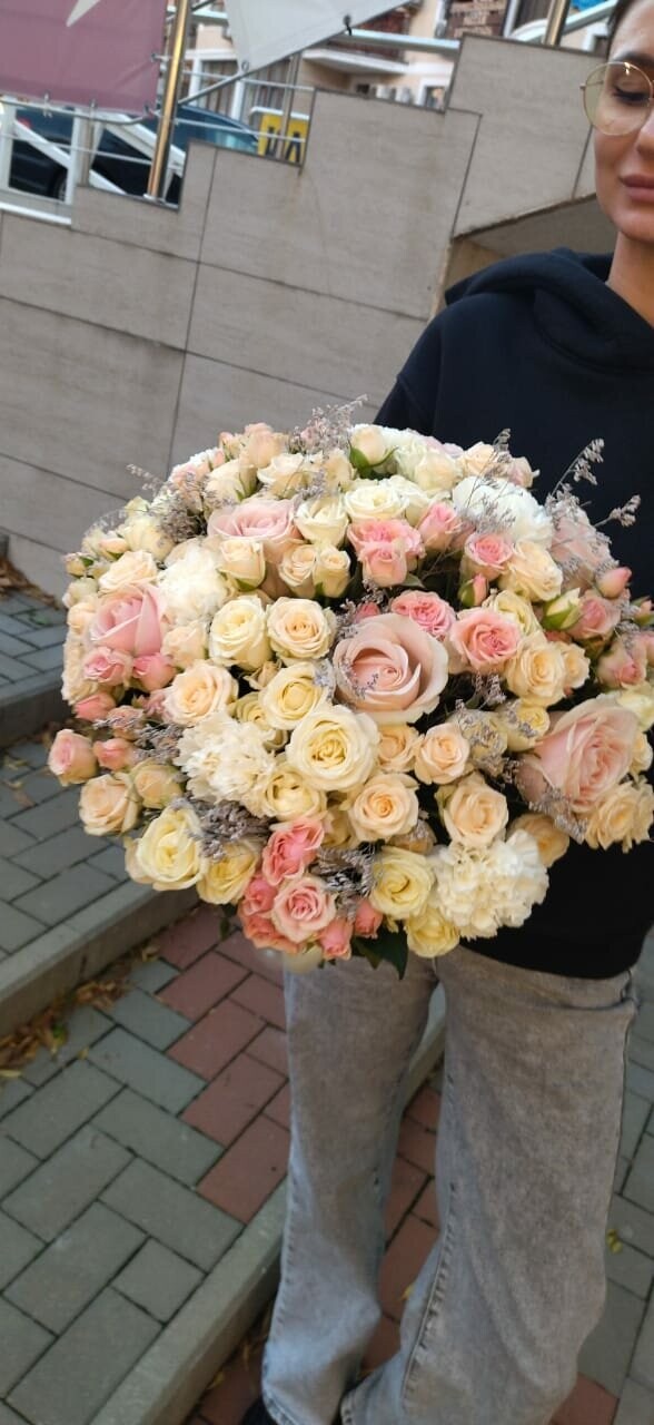 Большой букет кустовых роз, артикул F1340405 - 9990 рублей, доставка по городу. Flawery - доставка цветов