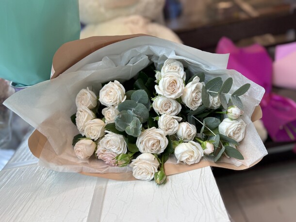 Кустовые пионовидные розы 🌹, артикул F1340424 - 3500 рублей, доставка по городу. Flawery - доставка цветов