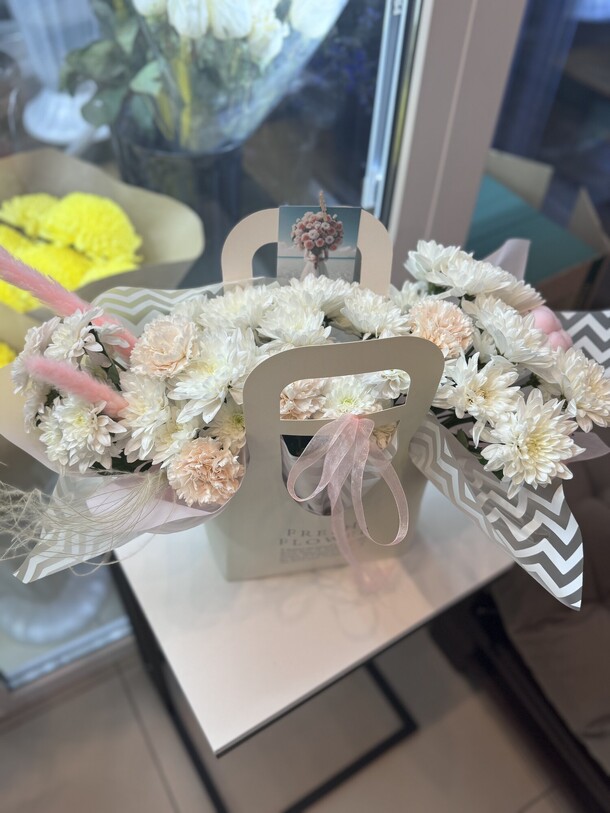 Сумочка с хризантемами, артикул F1349365 - 3990 рублей, доставка по городу. Flawery - доставка цветов