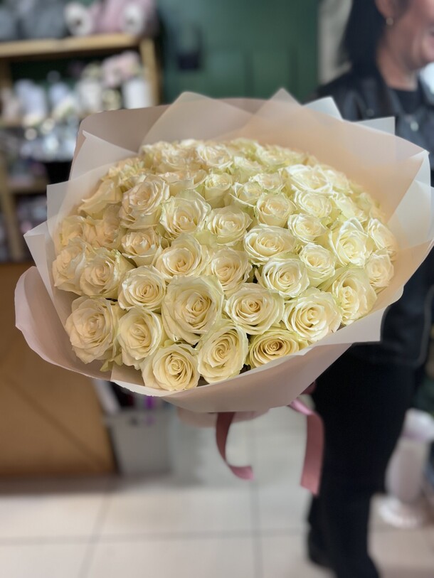 51 белая роза, артикул F1349377 - 9900 рублей, доставка по городу. Flawery - доставка цветов