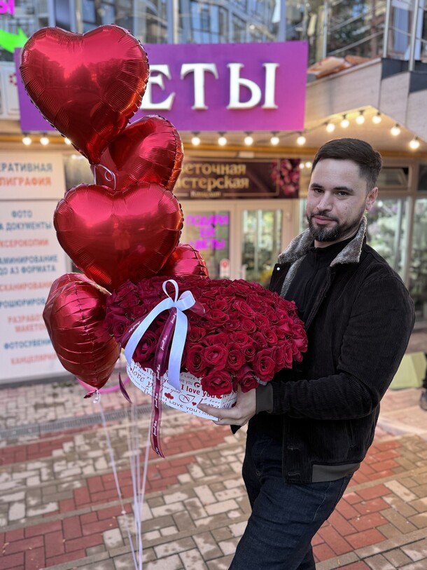 Розы в коробке сердце с шарами, артикул F1349383 - 19900 рублей, доставка по городу. Flawery - доставка цветов