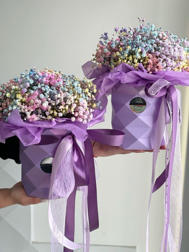 Коробка с гипсофилами, артикул F1349388 - 3500 рублей, доставка по городу. Flawery - доставка цветов