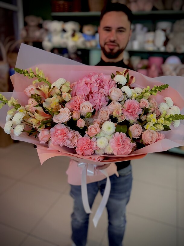 Букет гортензий и роз, артикул F1349394 - 9900 рублей, доставка по городу. Flawery - доставка цветов