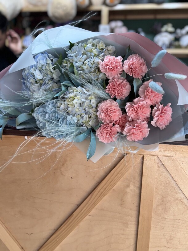 Букет гортензий и диантусов, артикул F1349396 - 7900 рублей, доставка по городу. Flawery - доставка цветов