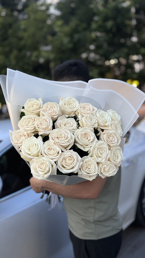 25 кремовых пионовидных роз, артикул F1429931 - 7500 рублей, доставка по городу. Flawery - доставка цветов