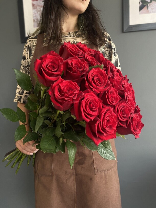 Красные розы премиум, артикул F1293608 - 8770 рублей, доставка по городу. Flawery - доставка цветов