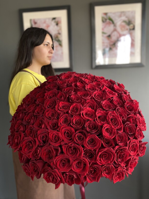 Букет 101 красная роза премиум, артикул F1299946 - 34870 рублей, доставка по городу. Flawery - доставка цветов