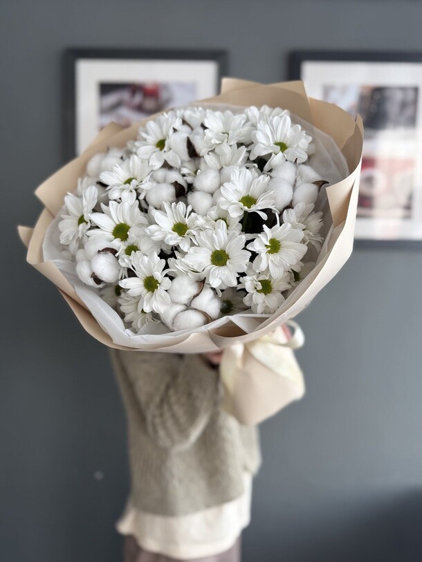 Ромашки и хлопок белый букет, артикул F1305340 - 3280 рублей, доставка по городу. Flawery - доставка цветов