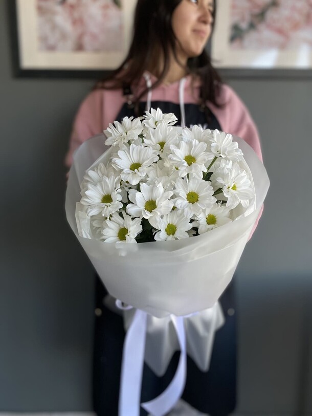 Белый букет - ромашки, артикул F1305341 - 1620 рублей, доставка по городу. Flawery - доставка цветов