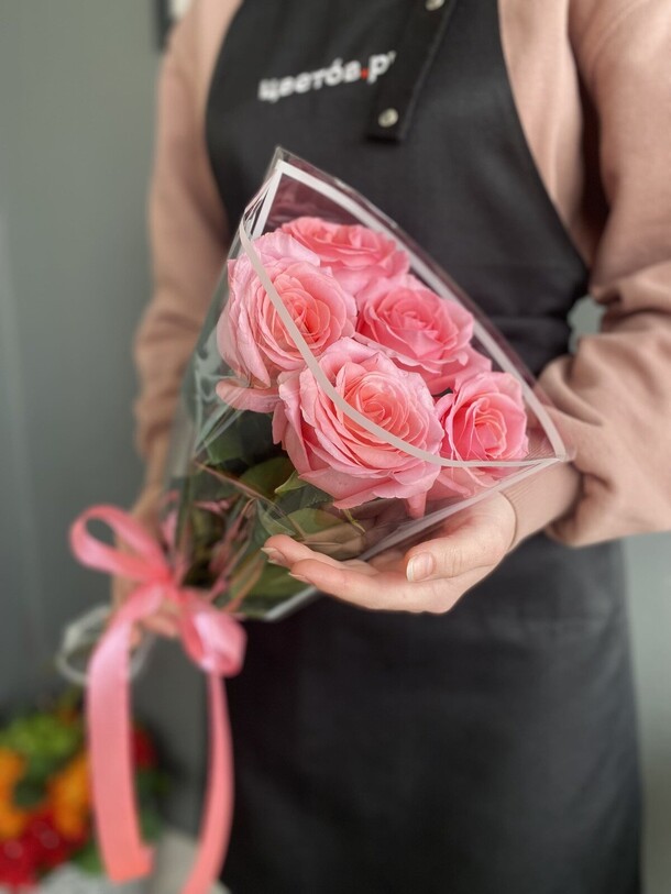 Розы розовые 5 бутонов, артикул F1339264 - 1780 рублей, доставка по городу. Flawery - доставка цветов