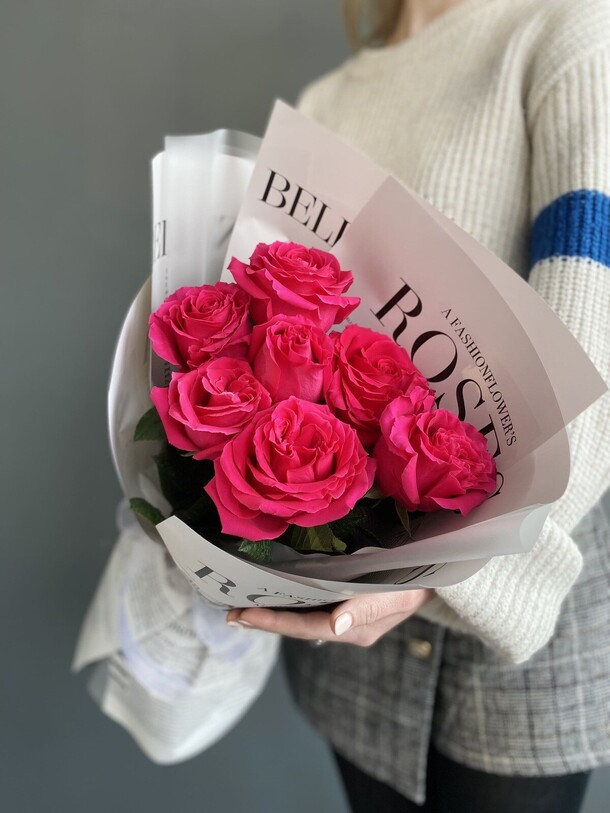 Букет малиновых роз  в стильной упаковке, артикул F1379163 - 2720 рублей, доставка по городу. Flawery - доставка цветов