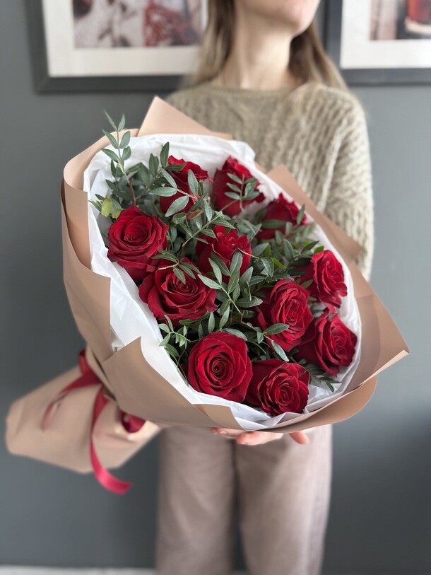 Красные розы в крафте с зеленью, артикул F1407895 - 4760 рублей, доставка по городу. Flawery - доставка цветов