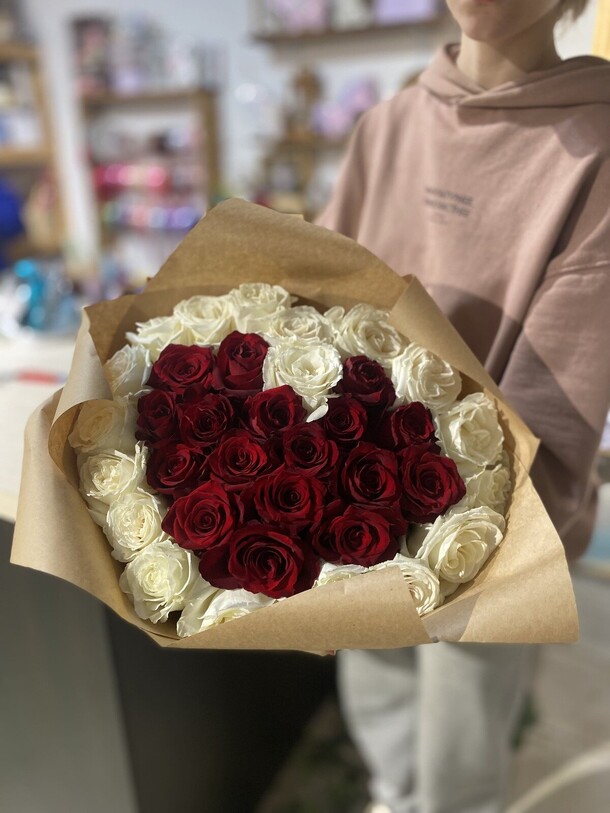 Сердце из роз, артикул F1415630 - 12300 рублей, доставка по городу. Flawery - доставка цветов