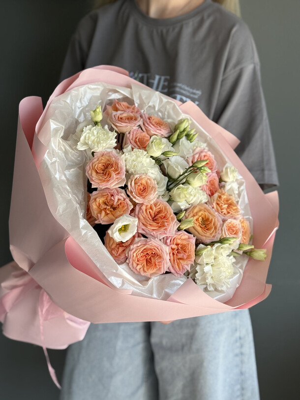 Букет с кустовыми розами, артикул F1452551 - 5350 рублей, доставка по городу. Flawery - доставка цветов