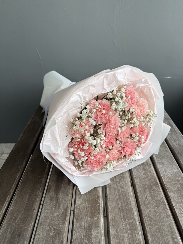 Гвоздики в гипсофиле, артикул F1522623 - 3680 рублей, доставка по городу. Flawery - доставка цветов