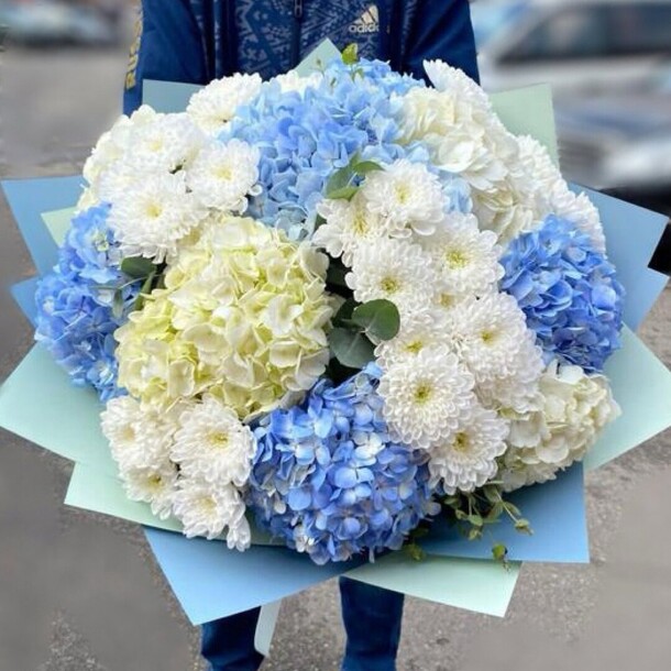 Букет с голубой гортензией " небо", артикул F1269481 - 11860 рублей, доставка по городу. Flawery - доставка цветов