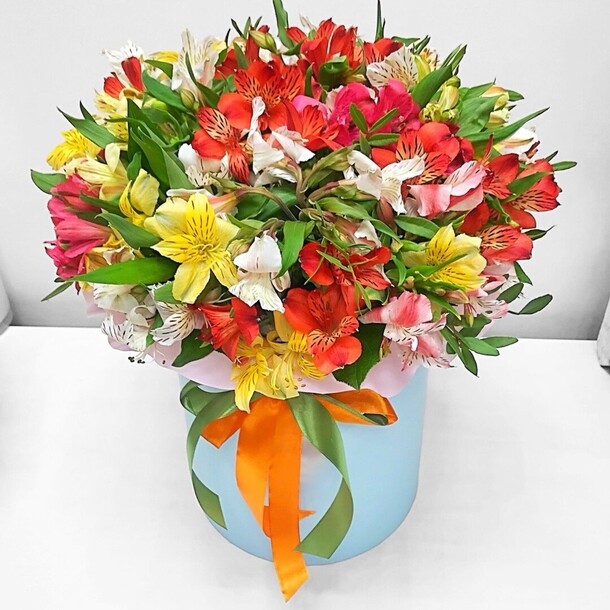 Альстромерия в шляпной коробке, артикул F1385368 - 6500 рублей, доставка по городу. Flawery - доставка цветов