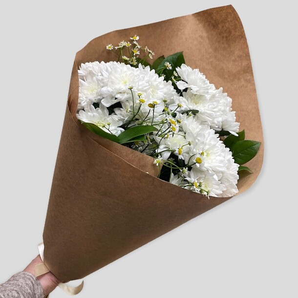 Букет комплимент из хризантем и ромашек, артикул F1385419 - 3300 рублей, доставка по городу. Flawery - доставка цветов