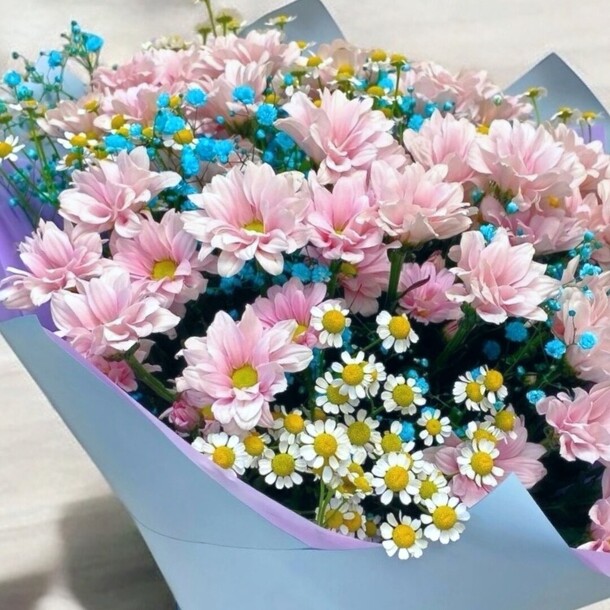 Букет из хризантем и ромашки, артикул F1415874 - 4920 рублей, доставка по городу. Flawery - доставка цветов