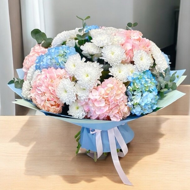 Букет из гортензий и хризантем, артикул F1424405 - 11300 рублей, доставка по городу. Flawery - доставка цветов