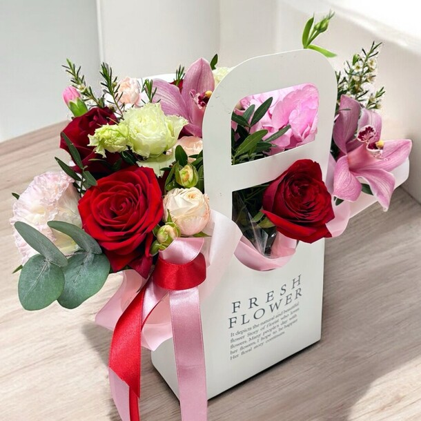 Цветы в сумочке с любовью и нежностью, артикул F1426371 - 4600 рублей, доставка по городу. Flawery - доставка цветов