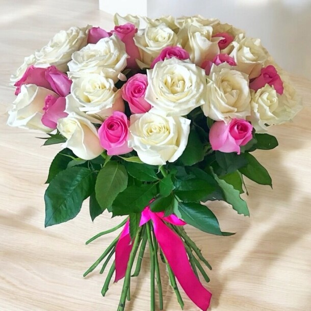 29 белых и розовых роз, артикул F1432940 - 7800 рублей, доставка по городу. Flawery - доставка цветов