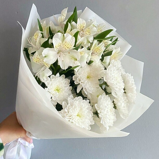 Белый букет из альстромерий и хризантем, артикул F1492663 - 3300 рублей, доставка по городу. Flawery - доставка цветов
